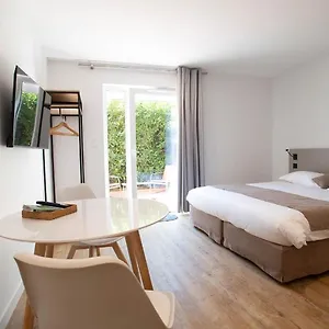 Logis Les Cepages / Restaurant Le Raisin Apartment